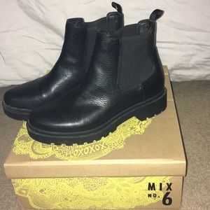 Black Chelsea Boot, 6 like New, mix 6